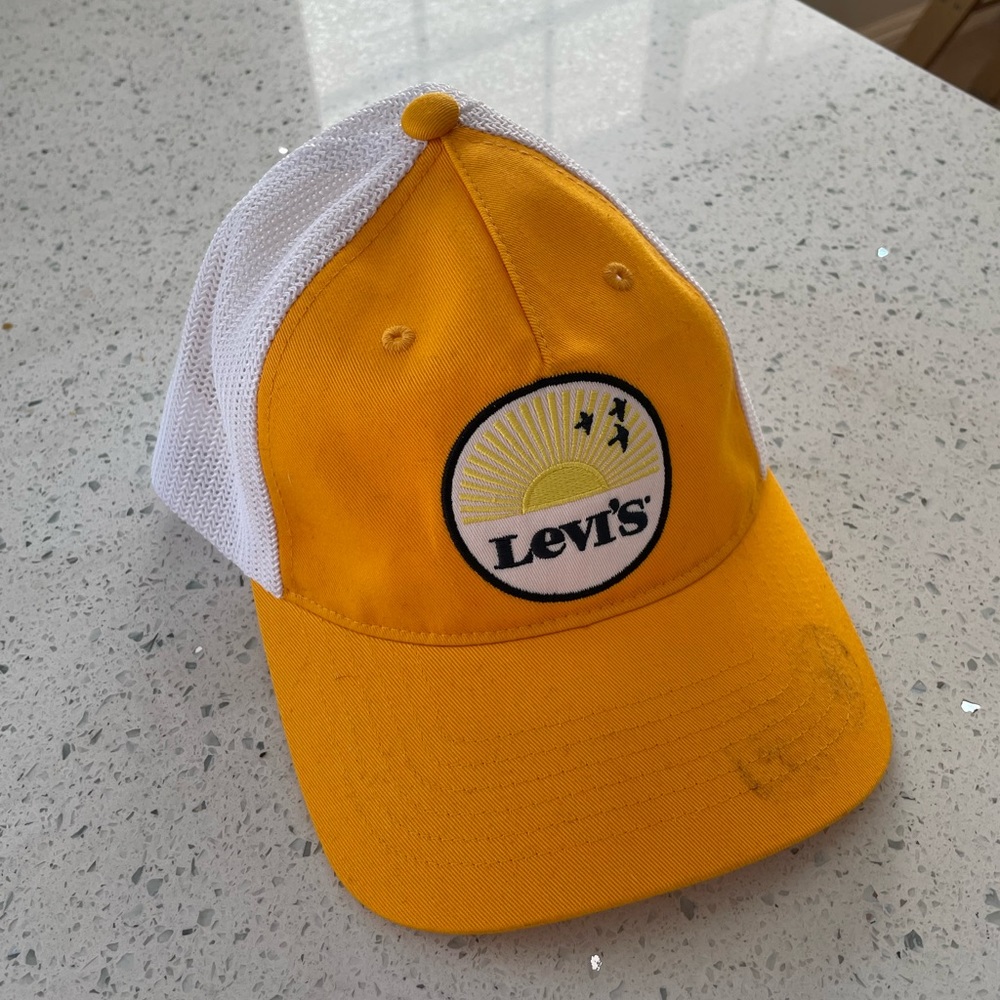 Levi’s yellow trucker hat SnapBack